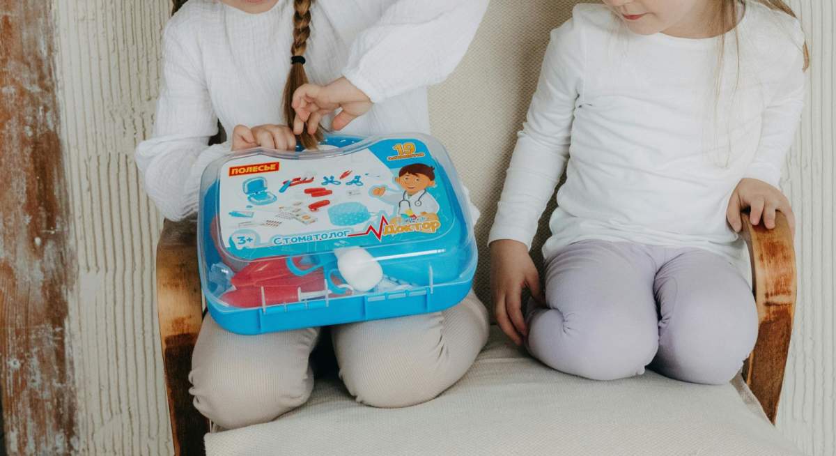 Copii cu o trusa medicală de jucărie