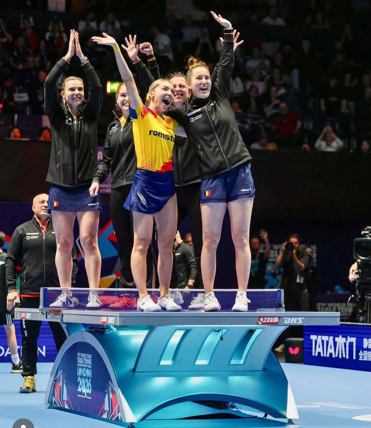 Echipa feminină pe podium