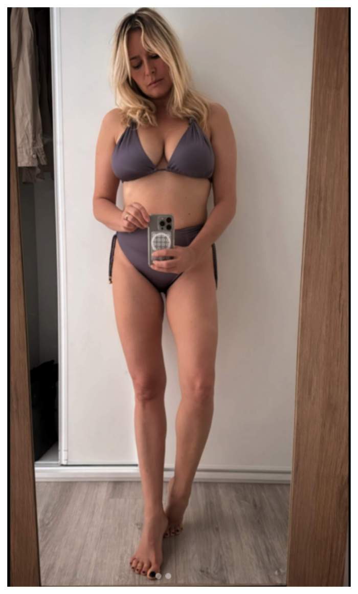 Laura Cosoi în costum de baie