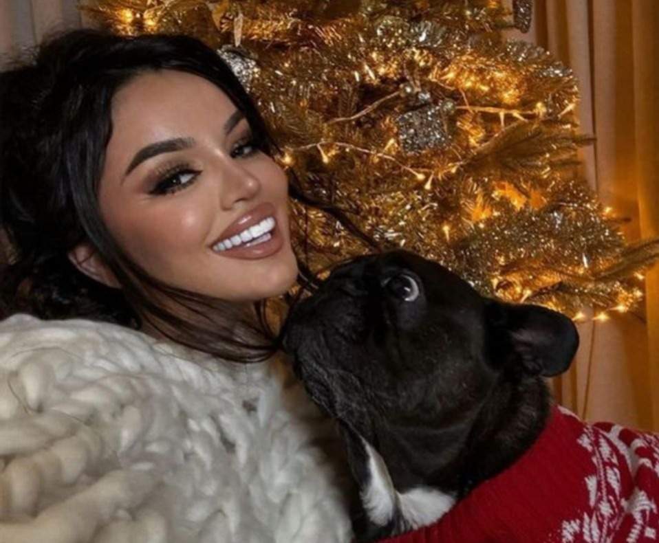 Babs și Cheluțu, lângă brad
