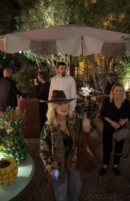 Loredana Groza, surpriză de ziua ei din partea prietenilor. Cum a reacționat artista