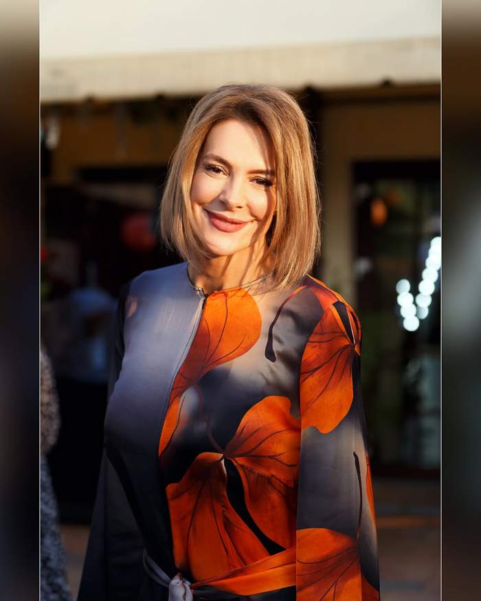 Roxana Ciuhulescu poarta culoarea neagra
