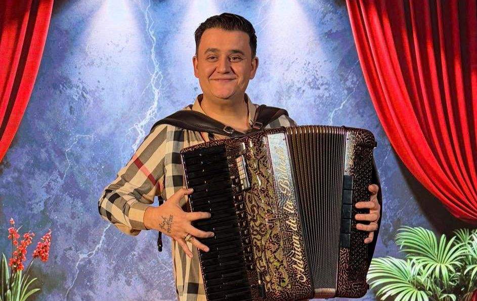 Florinel Ungureanu cântă la acordeon