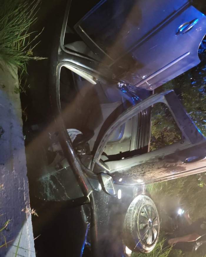 Accident cumplit în Suceava! Trei tineri au ajuns la spital după ce au intrat cu mașina într-un cap de pod