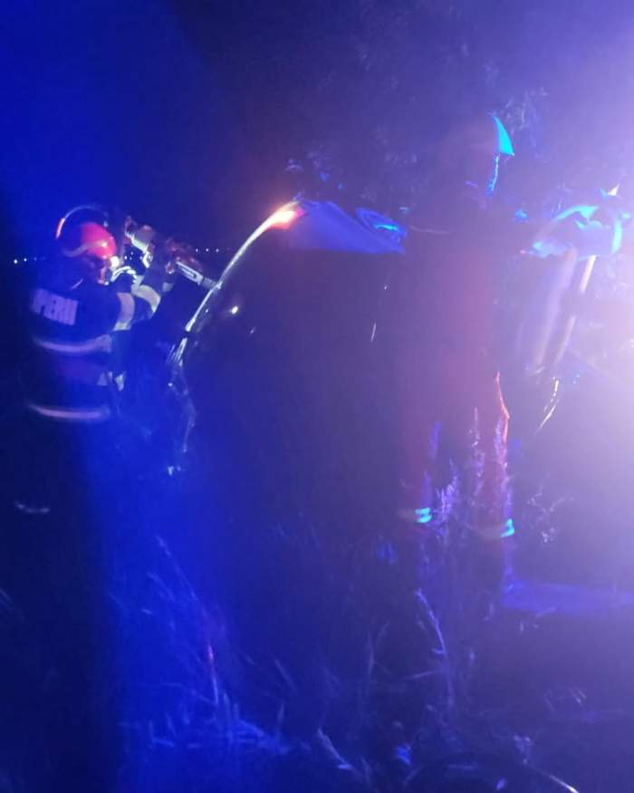 Accident cumplit în Suceava! Trei tineri au ajuns la spital după ce au intrat cu mașina într-un cap de pod