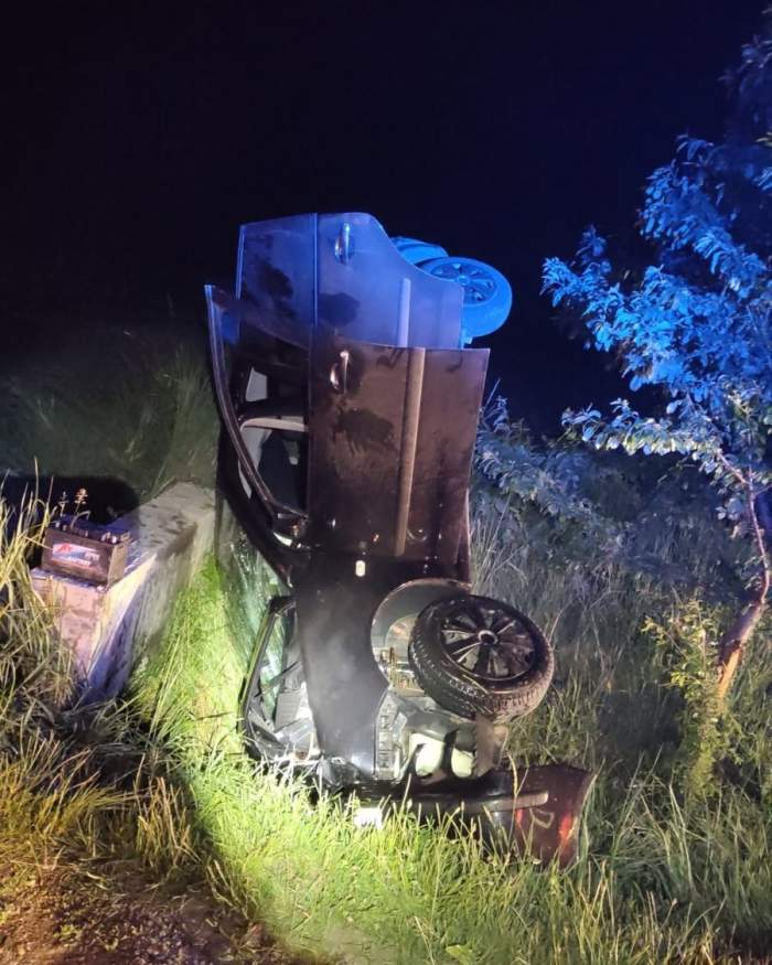 Accident cumplit în Suceava! Trei tineri au ajuns la spital după ce au intrat cu mașina într-un cap de pod