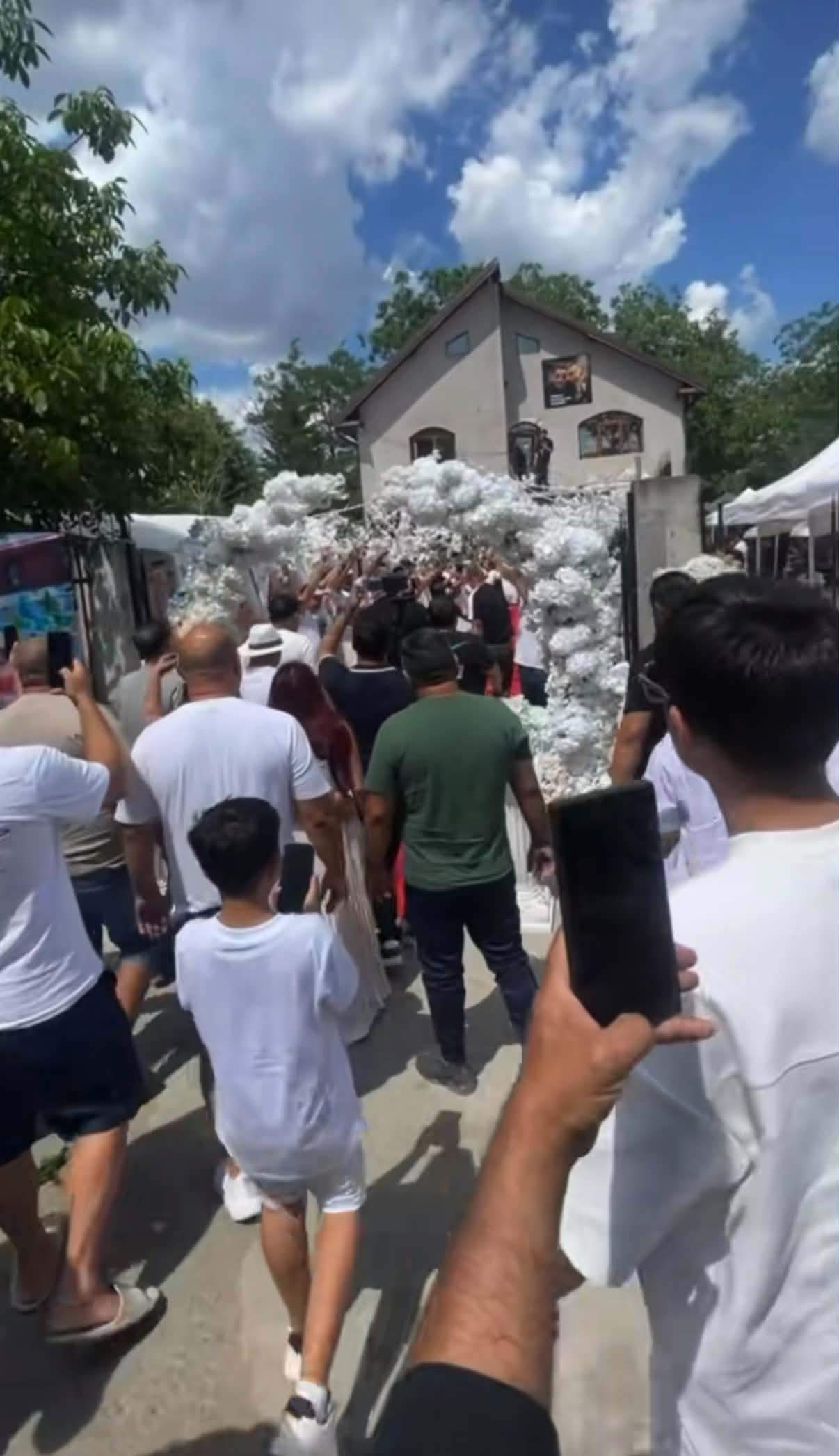 Imagini sfâșietoare de la priveghiul vărului lui Tzancă Uraganu. Familia și prietenii îl plâng pe Traian