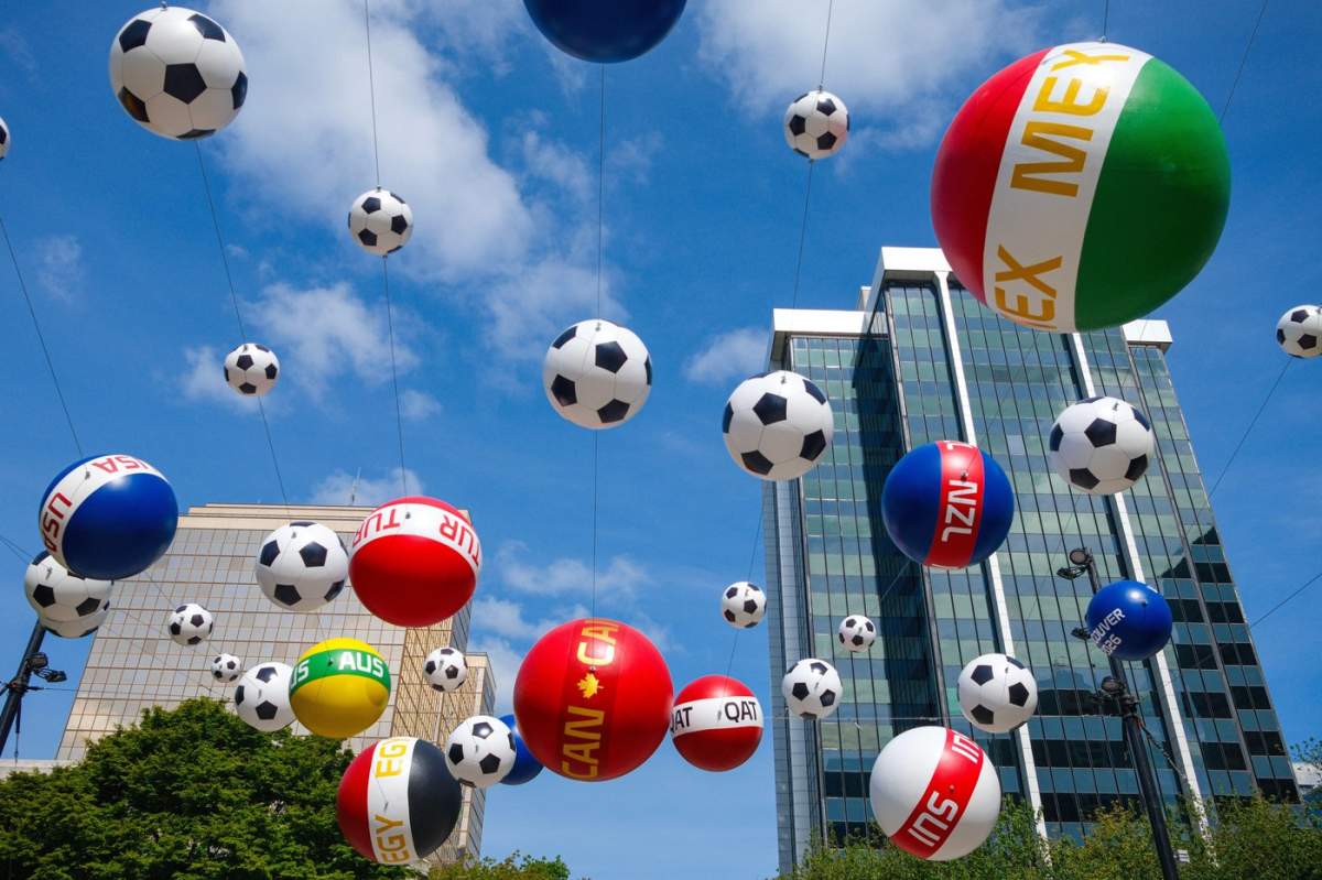 Mingi de fotbal ale diferitelor națiuni în Piața Robson pentru Cupa Mondială FIFA 2026