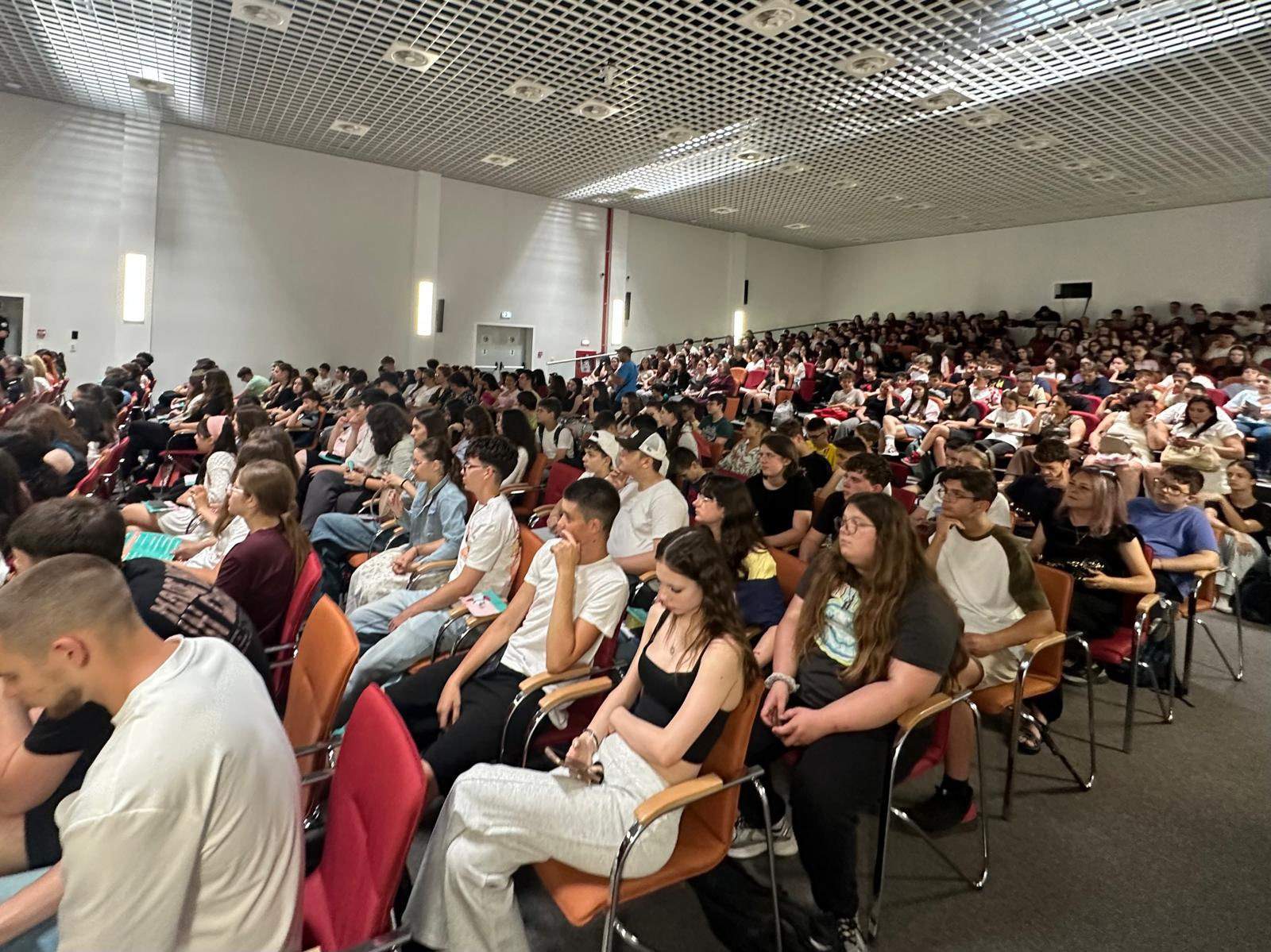 Avertisment înainte de sezonul festivalurilor: campania antidrog „Conștient, nu dependent” ajunge la mii de tineri