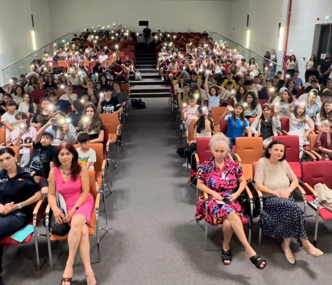 Avertisment înainte de sezonul festivalurilor: campania antidrog „Conștient, nu dependent” ajunge la mii de tineri