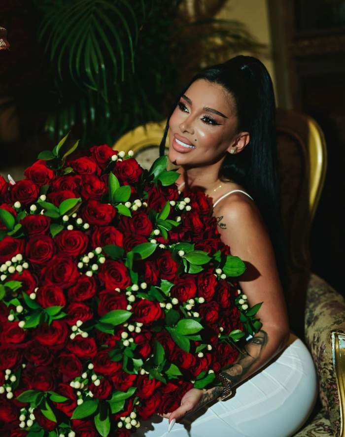 Cristina Pucean, cu un buchet imens de flori în mână