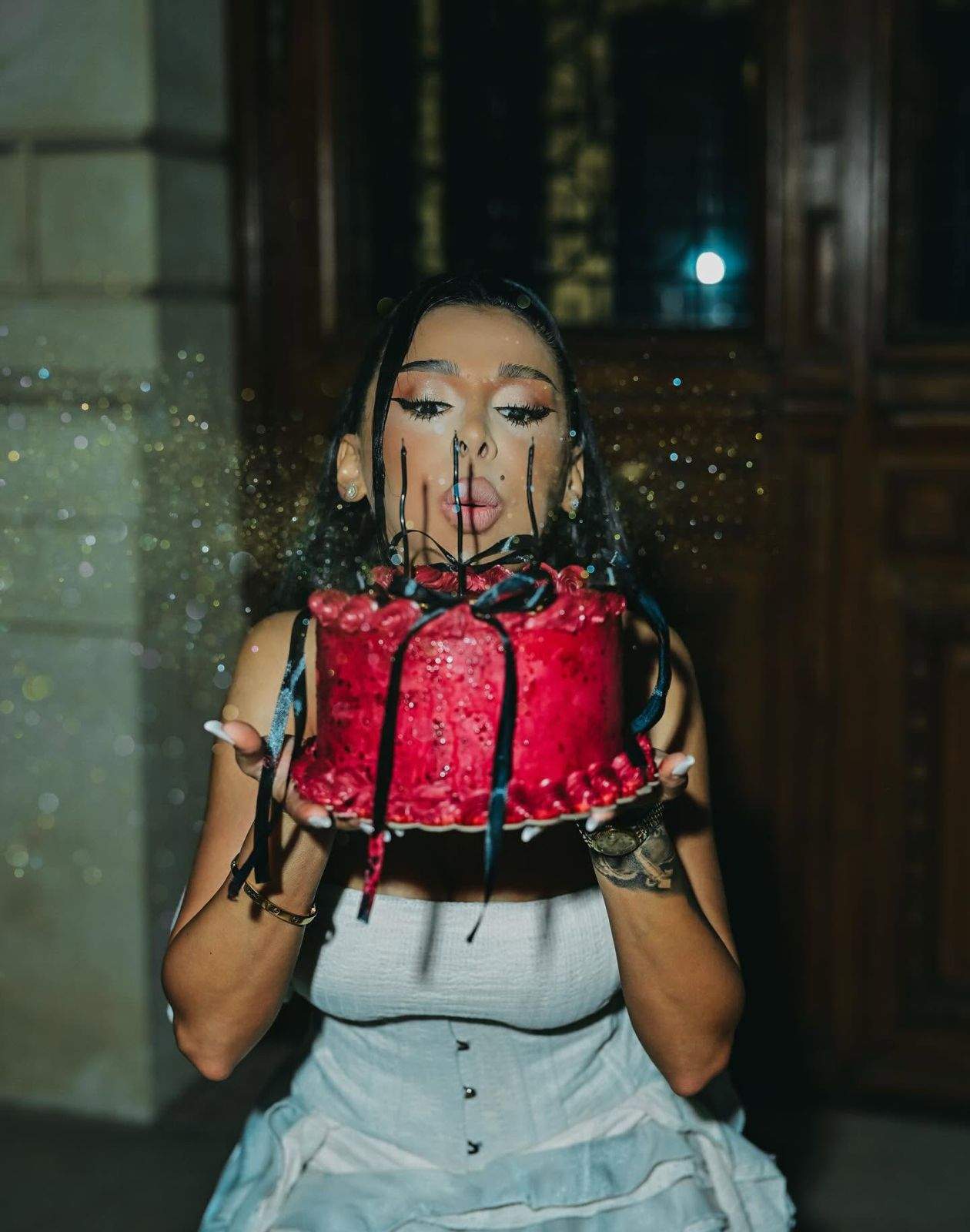 Cristina Pucean suflă în lumânările de pe tort