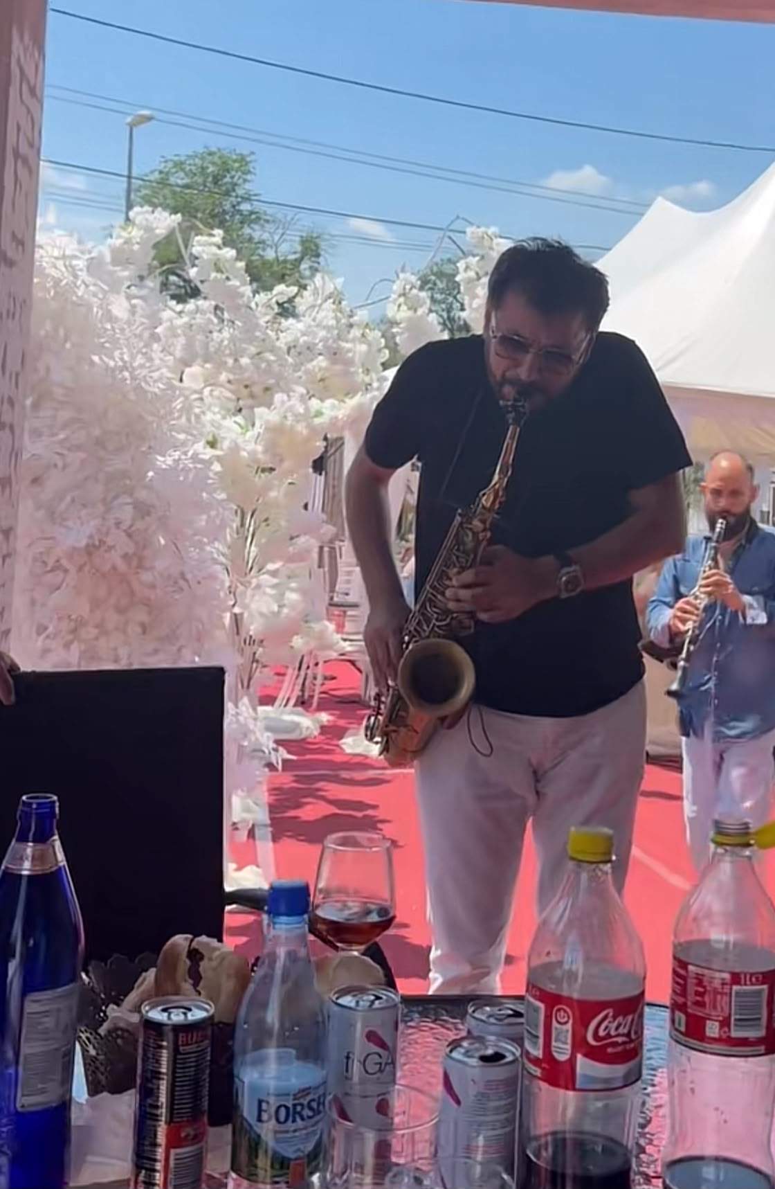 Memiș Selciuc cântă la saxofon