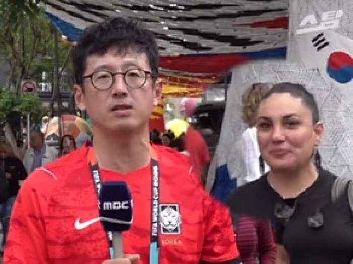 Reporterul la Cupa Mondială, din partea Coreei, pupat în timpul transmisiunii live! Reacția acestuia este savuroasă