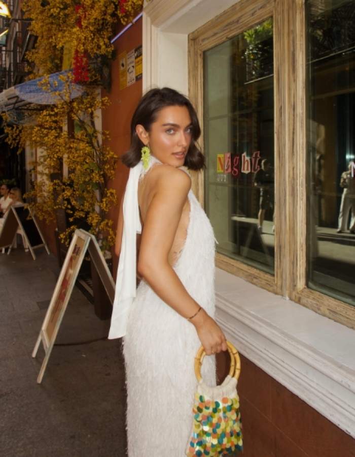 alexia eram imbracata in alb