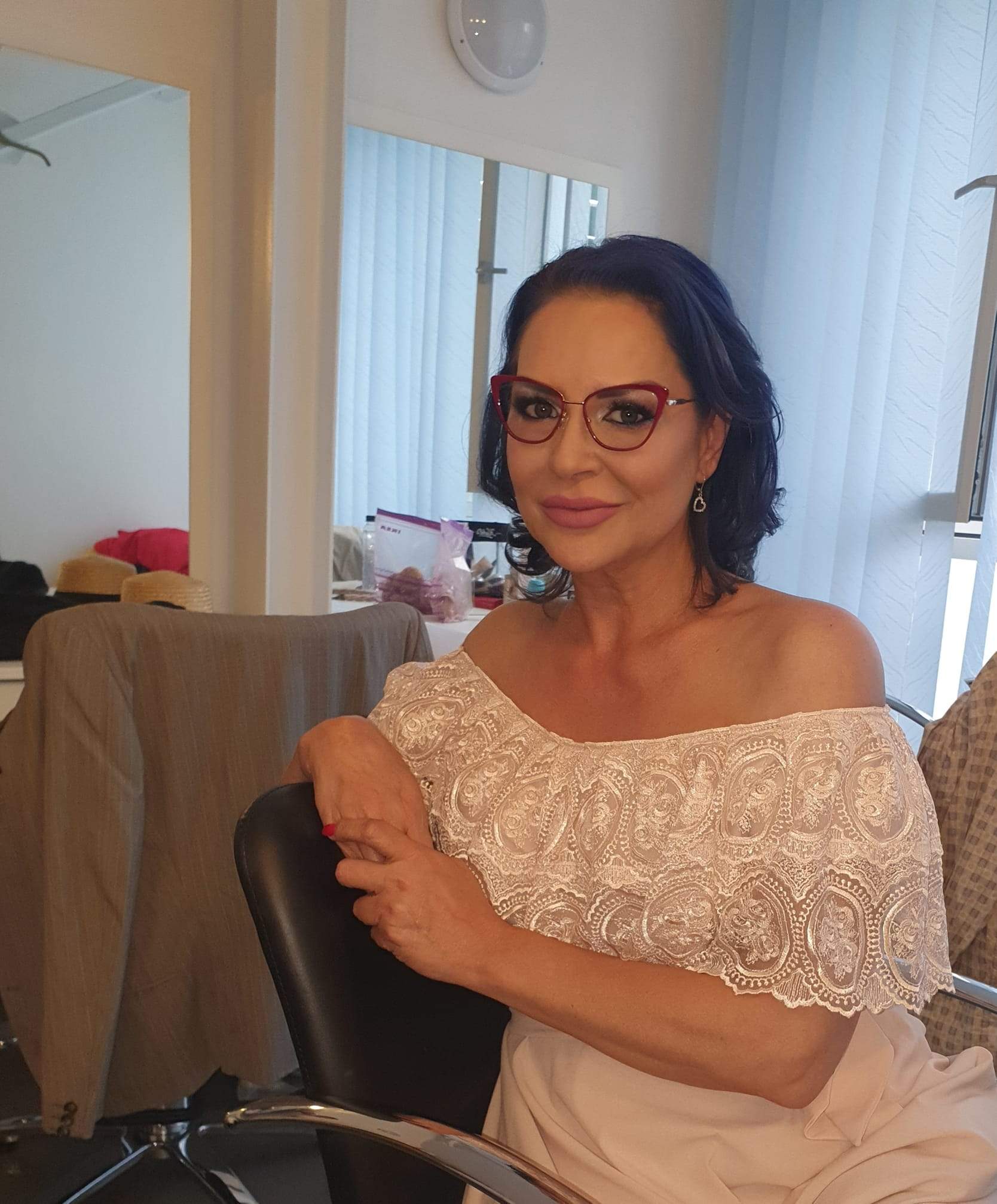 Eugenia Serban poarta o roche de culoare alba