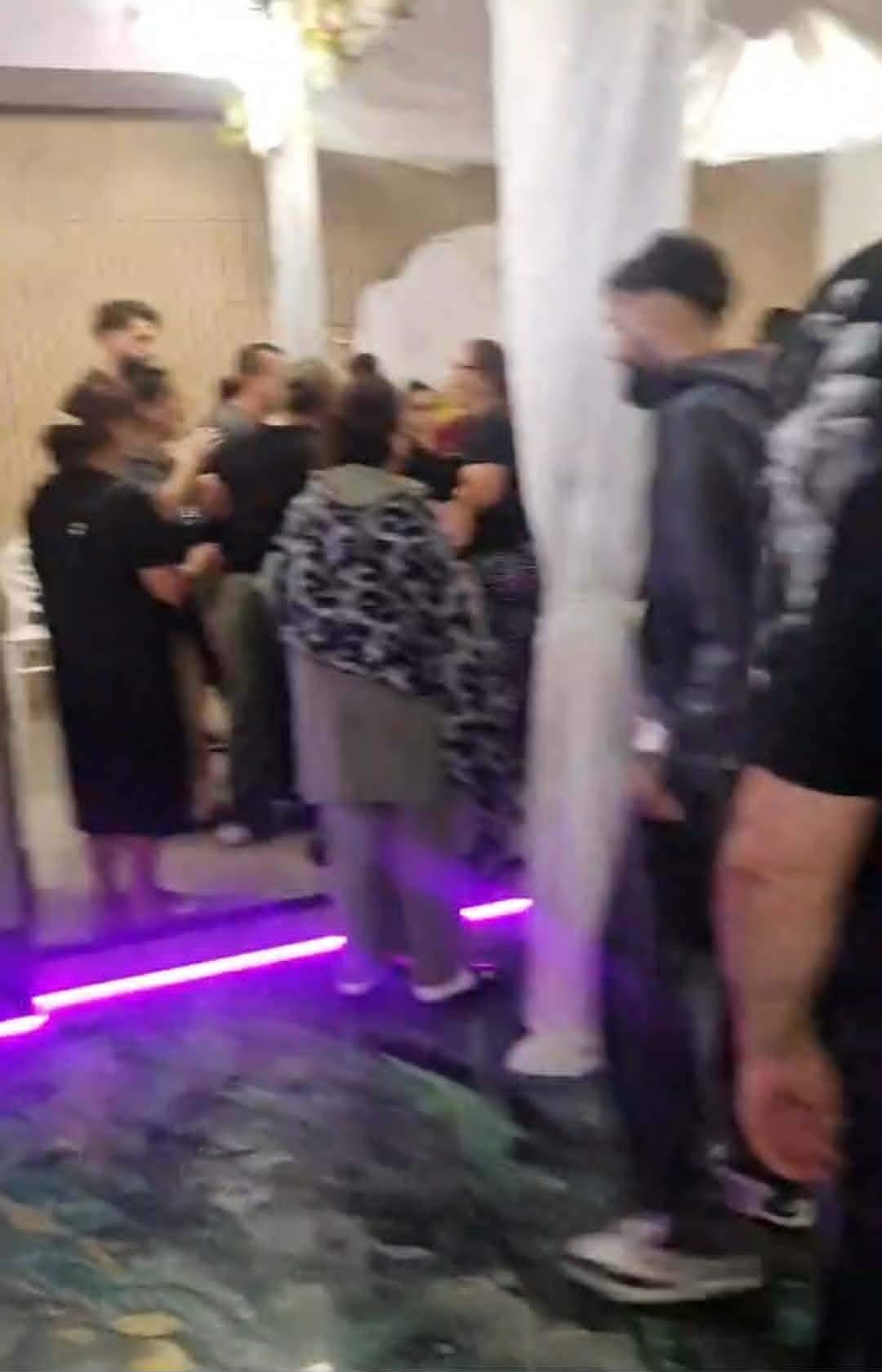 Imaginile durerii de la priveghiul lui Memiș Selciuc! Oamenii sunt copleșiți de suferință | FOTO