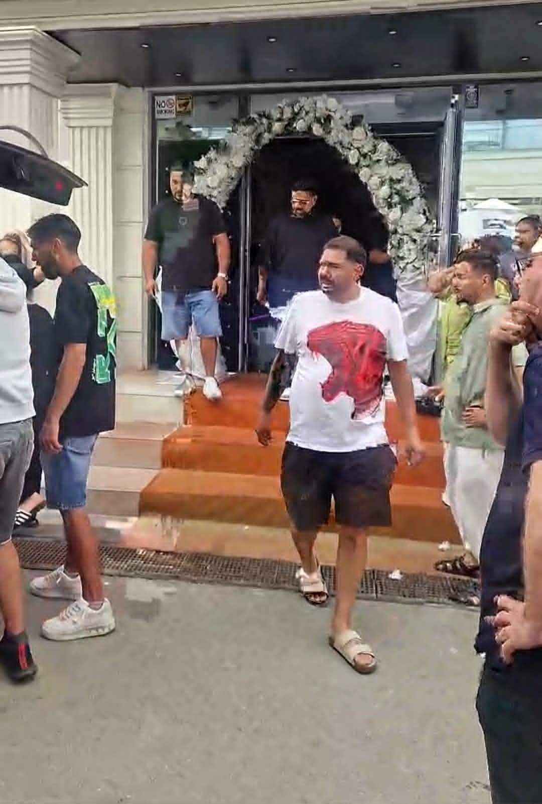 Imaginile durerii de la priveghiul lui Memiș Selciuc! Oamenii sunt copleșiți de suferință | FOTO
