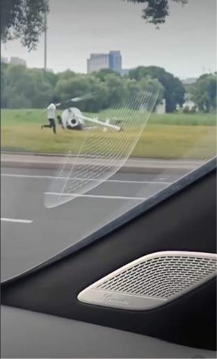 Imagini dramatice. Un elicopter s-a răsturnat după o aterizare de urgență. Pasagerii au fost zguduiți violent în cabină