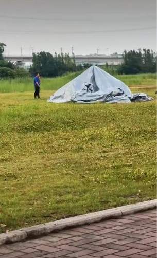 Imagini dramatice. Un elicopter s-a răsturnat după o aterizare de urgență. Pasagerii au fost zguduiți violent în cabină