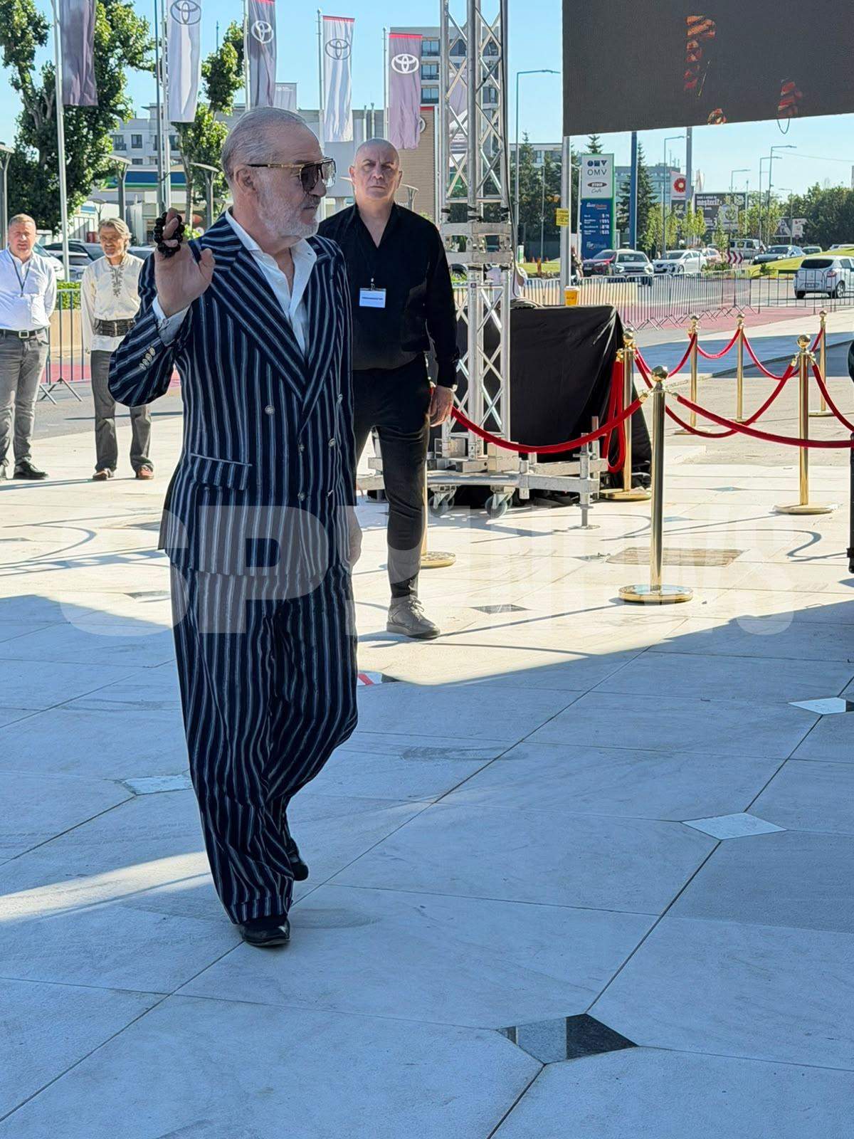 Gigi Becali își sfințește biserica din Pipera azi. Imagini exclusive | FOTO