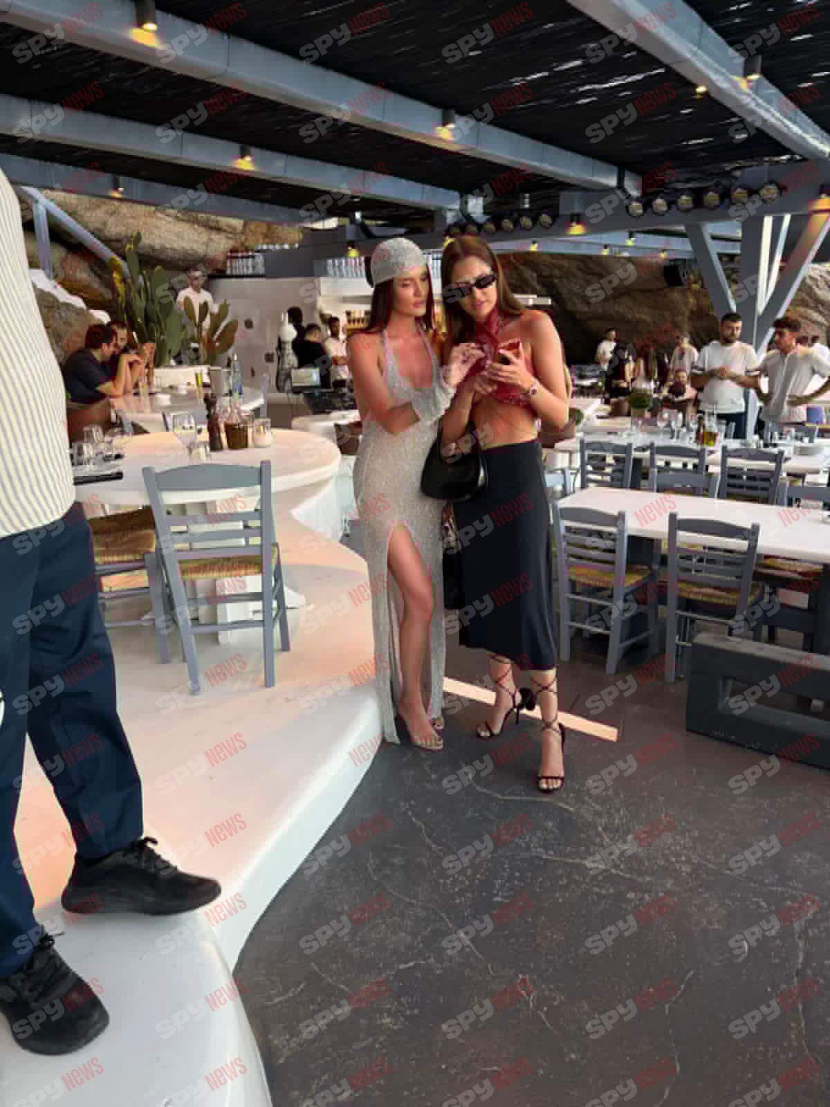 După nunta de un milion de euro și divorțul care a făcut valuri, o cântăreață celebrǎ se distrează în Mykonos! Paparazzii au surprins-o în compania familiilor Vâlcan și Chivu