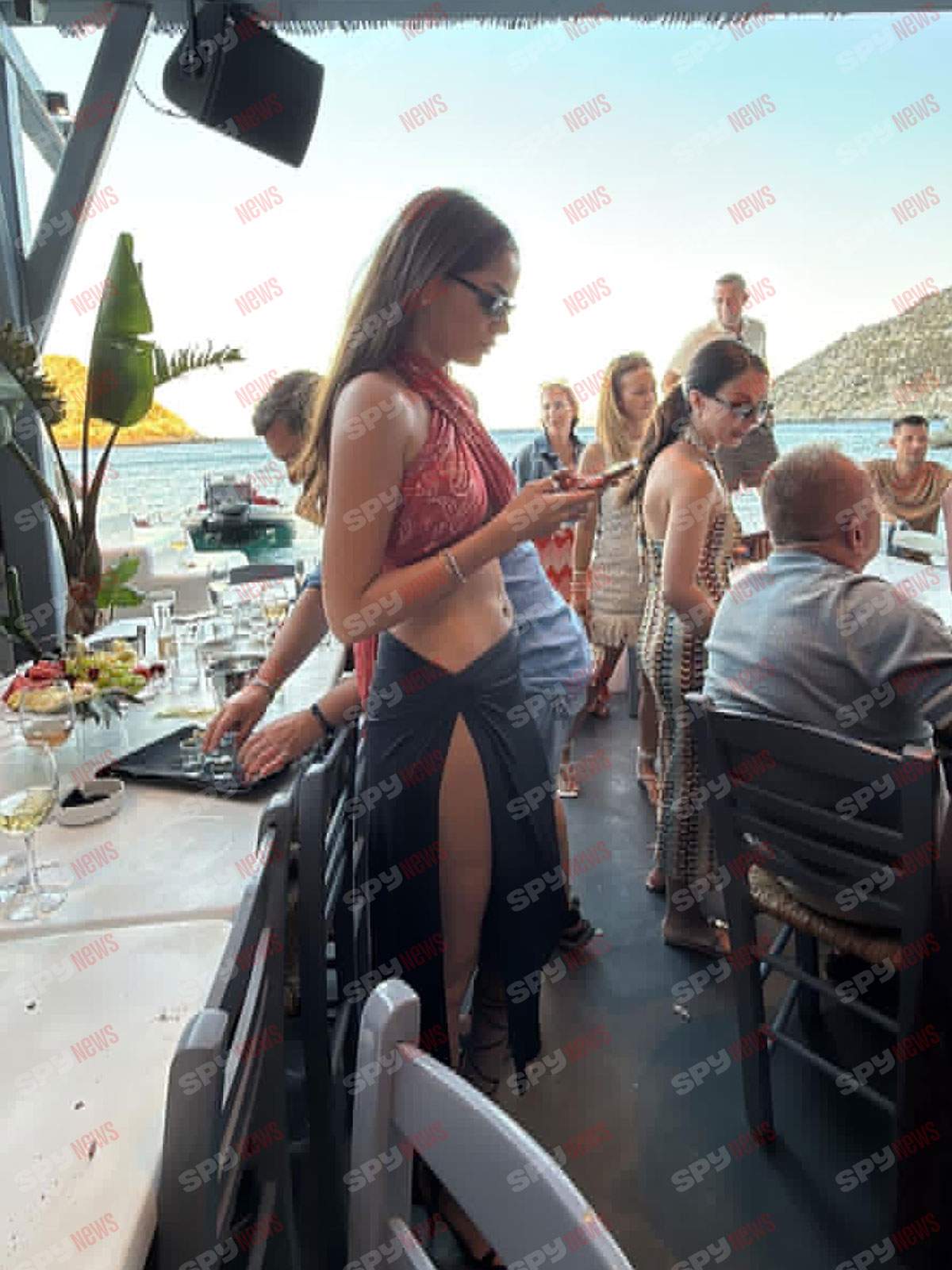 După nunta de un milion de euro și divorțul care a făcut valuri, o cântăreață celebrǎ se distrează în Mykonos! Paparazzii au surprins-o în compania familiilor Vâlcan și Chivu