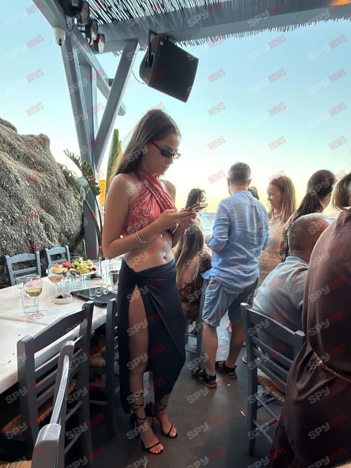 După nunta de un milion de euro și divorțul care a făcut valuri, o cântăreață celebrǎ se distrează în Mykonos! Paparazzii au surprins-o în compania familiilor Vâlcan și Chivu