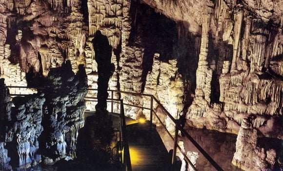 Peștera Dikaion