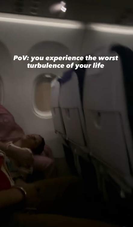 Clipe de panică pentru pasagerii unui avion, din cauza turbulențelor puternice. O femeie a început să se roage în acele momente