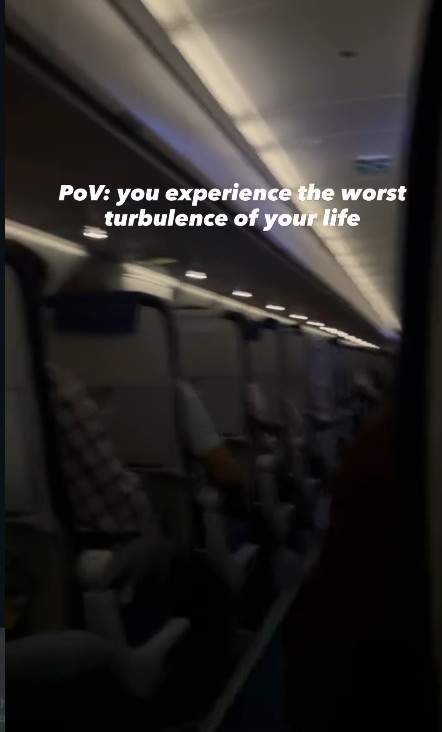 Clipe de panică pentru pasagerii unui avion, din cauza turbulențelor puternice. O femeie a început să se roage în acele momente