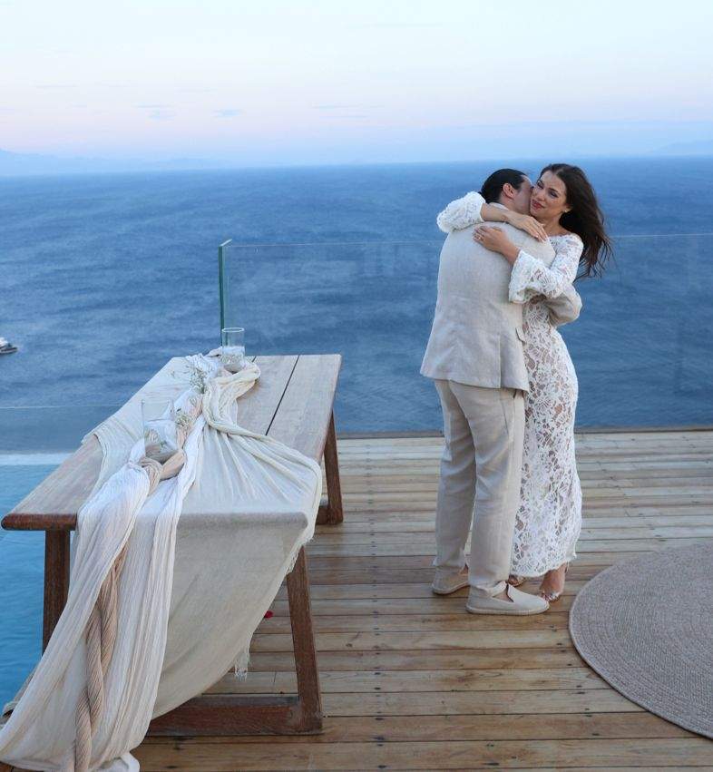Cezara Munteanu a fost cerută în căsătorie! Iubitul ei i-a adresat marea întrebare într-un loc superb | FOTO
