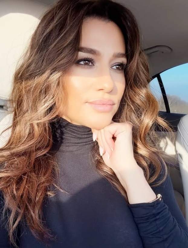 claudia patrascanu in masina selfie
