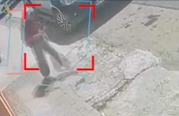 Fetiță de 12 ani, lovită de mașină pe trotuar, în Bistrița. Momentul șocant a fost surprins de camerele de supraveghere
