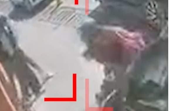 Fetiță de 12 ani, lovită de mașină pe trotuar, în Bistrița. Momentul șocant a fost surprins de camerele de supraveghere