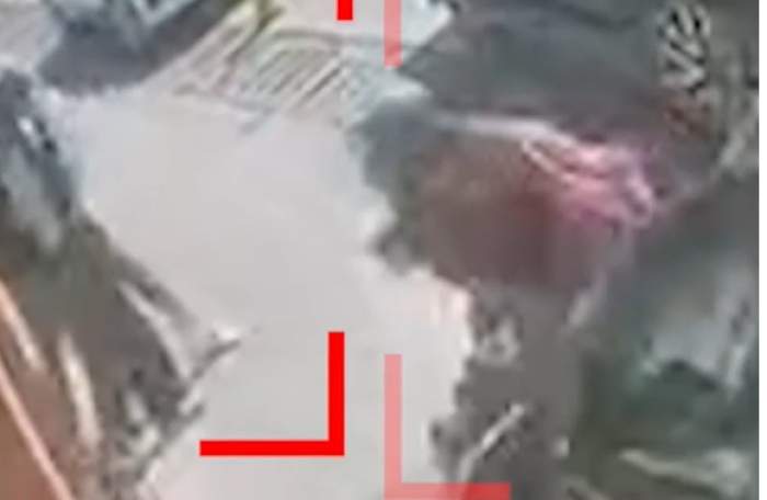 Fetiță de 12 ani, lovită de mașină pe trotuar, în Bistrița. Momentul șocant a fost surprins de camerele de supraveghere