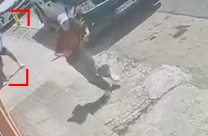 Fetiță de 12 ani, lovită de mașină pe trotuar, în Bistrița. Momentul șocant a fost surprins de camerele de supraveghere