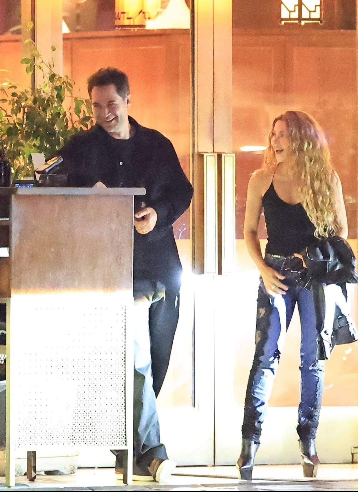 Shakira a ieșit la date