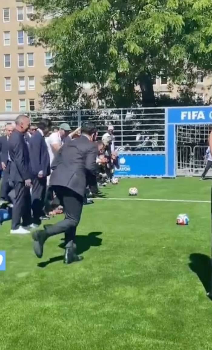 Zohran Mamdani joacă fotbal
