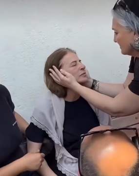 Imagini sfâșietoare de la înmormântarea actriței Ece Irtem! Mama tinerei a leșinat în timpul ceremoniei