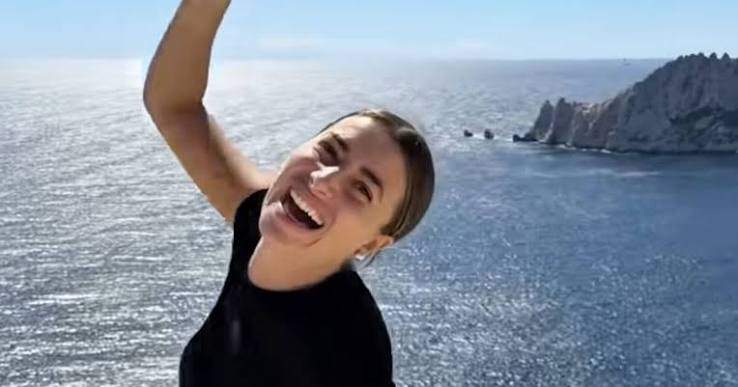 Influenceriță celebră, arestată pe aeroport! Tânăra a fost reținută după ce a făcut o postare pe rețelele de socializare