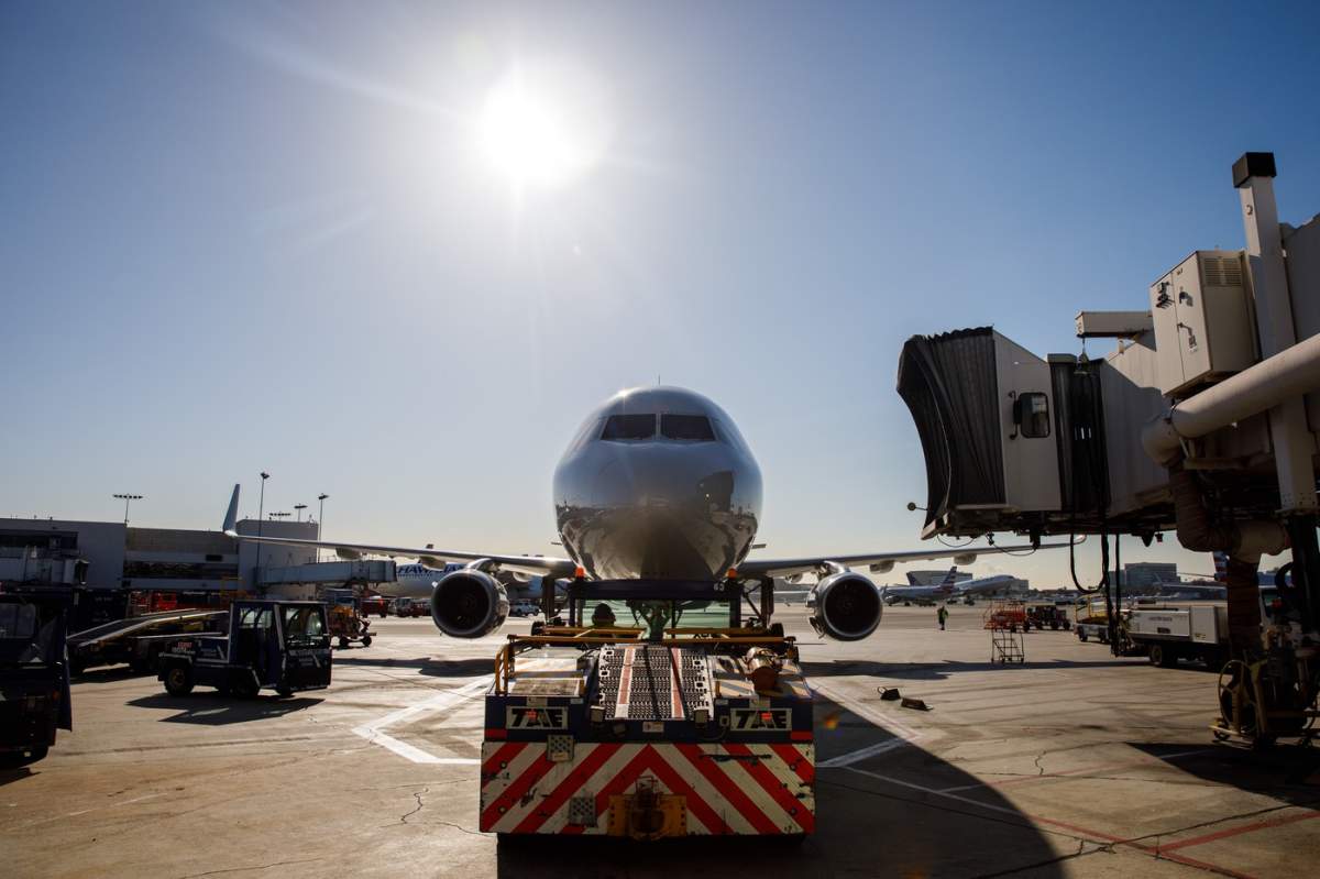 avion pe aeroport