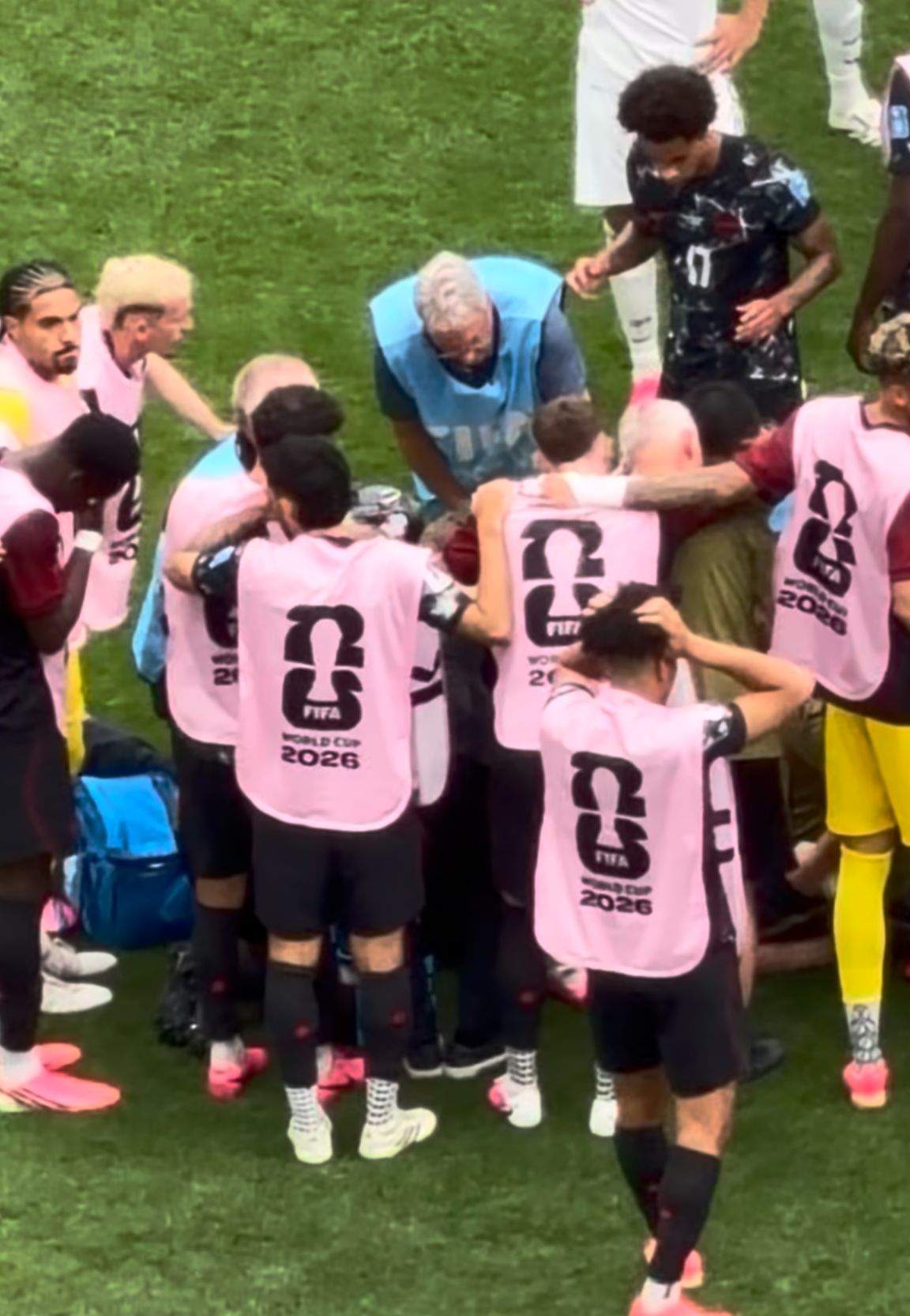 Ismäel Koné, înconjurat de fotbaliști