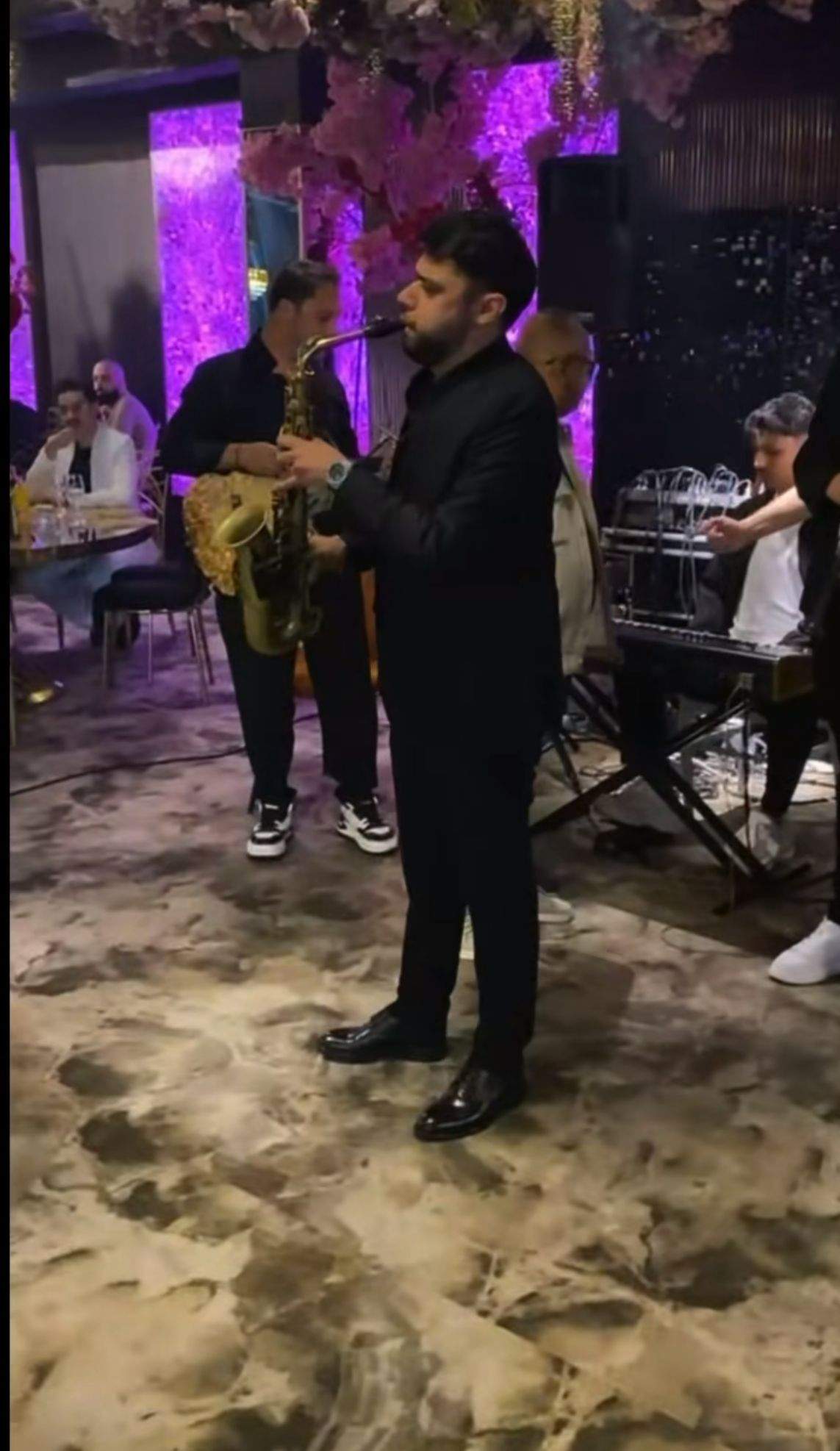 Fiul lui Memiș Selciuc cântă la saxofon
