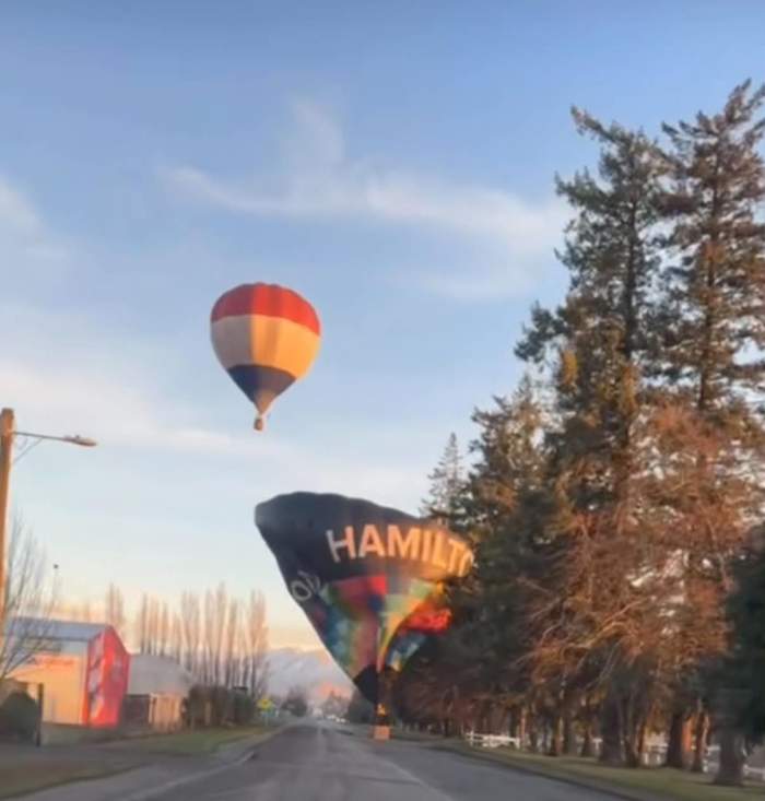 Breaking News! Balon cu aer cald, prăbușit pe șosea. Două persoane au fost rănite. Momentul a fost filmat