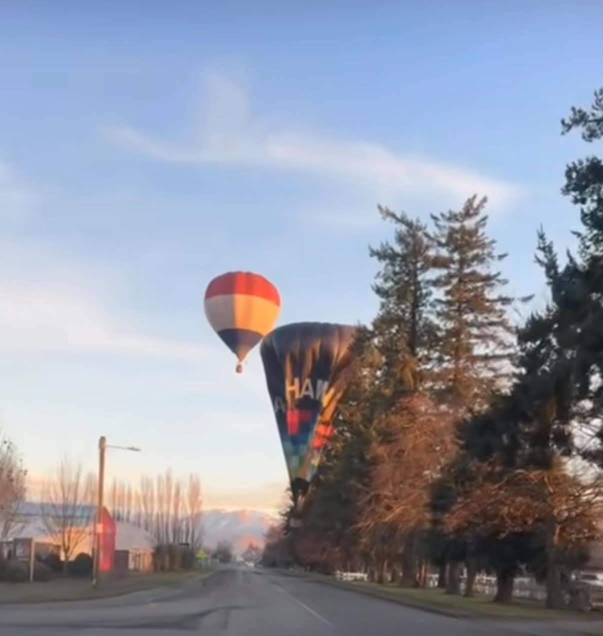 Breaking News! Balon cu aer cald, prăbușit pe șosea. Două persoane au fost rănite. Momentul a fost filmat