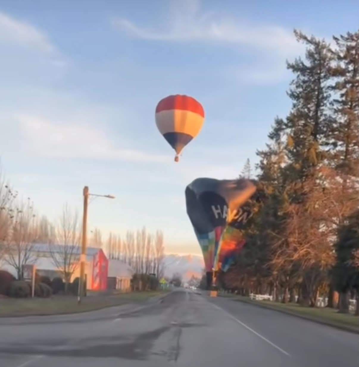 Breaking News! Balon cu aer cald, prăbușit pe șosea. Două persoane au fost rănite. Momentul a fost filmat
