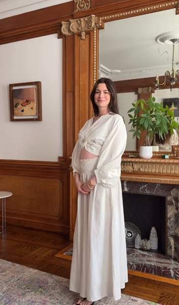 Anne Hathaway e însărcinată pentru a treia oară! Primele imagini cu burtica de graviduță a actriței