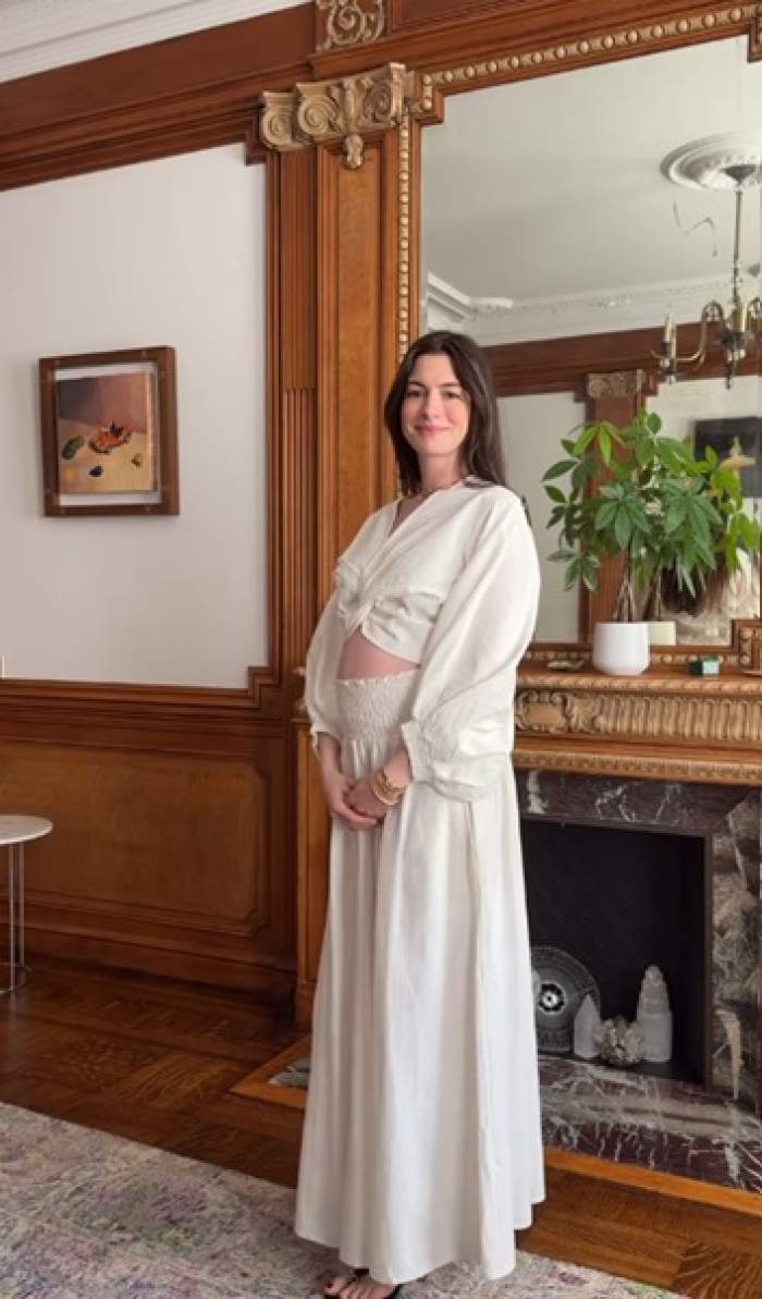 Anne Hathaway e însărcinată pentru a treia oară! Primele imagini cu burtica de graviduță a actriței