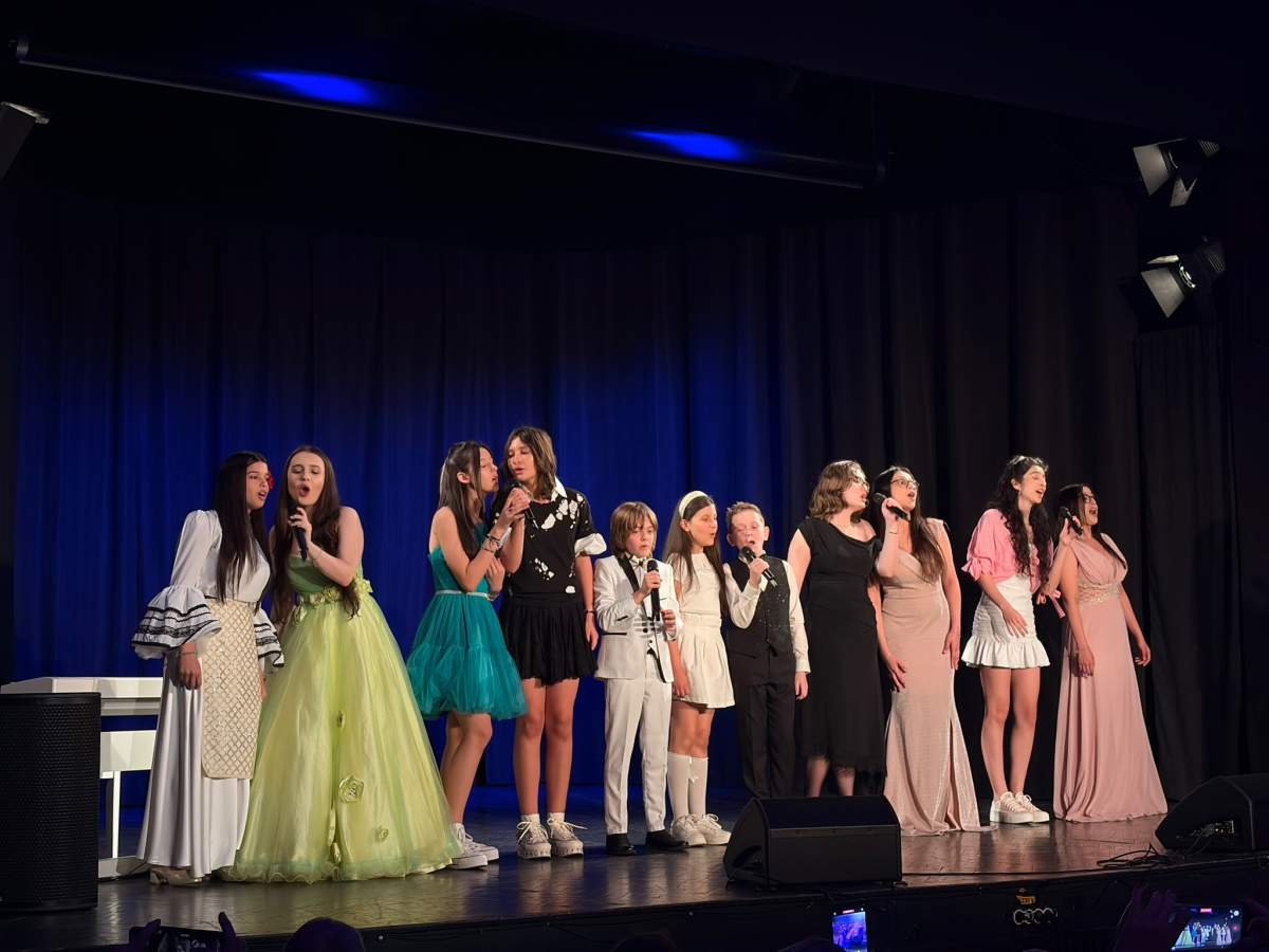 Excelență pe scena Dalles de Ziua Copilului. Tinerii din campania „100 de tineri pentru dezvoltarea României” au impresionat publicul prin talent și performanță